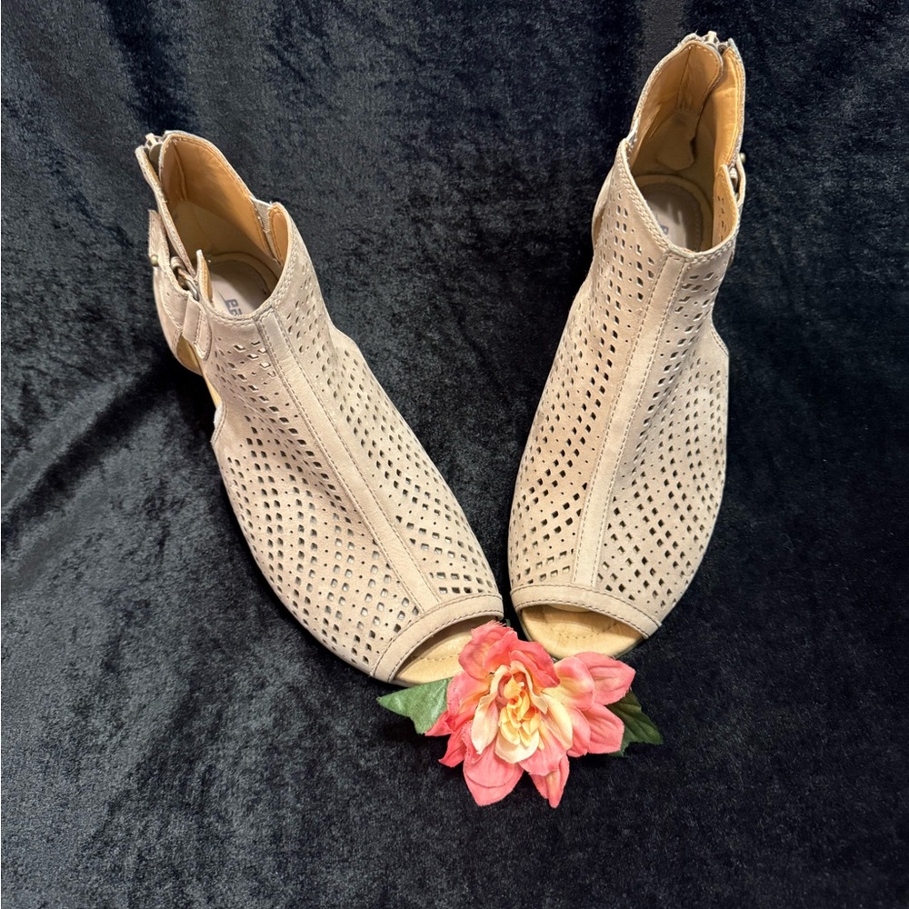 Earth Keri Wide Taupe Suede Booties Size 9D